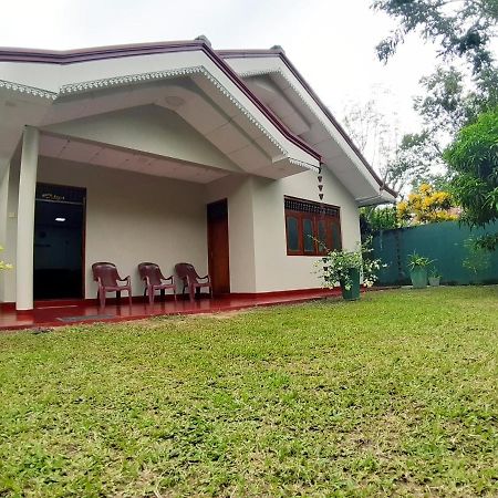 Mutu Villa Zuid-Dikwella Buitenkant foto